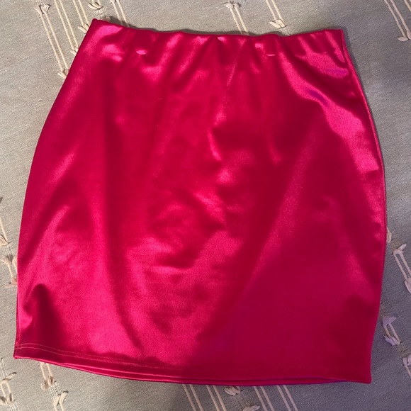 Seduction hot pink satin two-piece skirt set - Picture 3 of 4